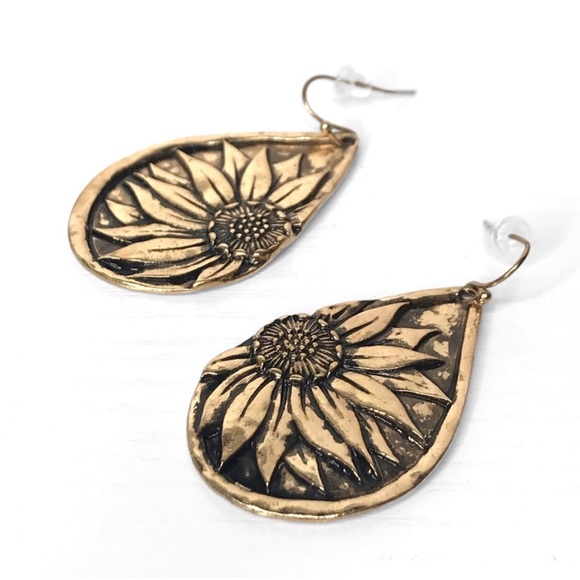 1 LEFT! Gold Tone Hammered Metal Dangle Sunflower Earrings - Picture 2 of 3